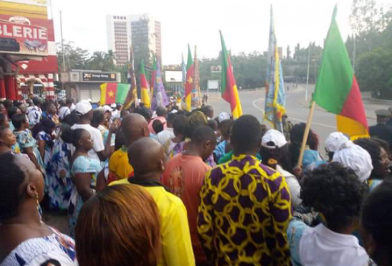 Cameroon-Info.Net:: Cameroon: Thick Crowds Welcome Home President Paul ...